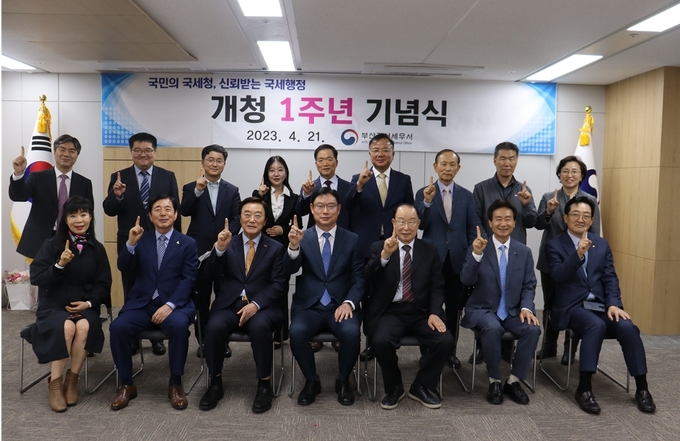 김종진 서장 등 참석자들이 개청 1주년의 의미로 한 개의 손가락을 들어보이며 축하하고 있다. 