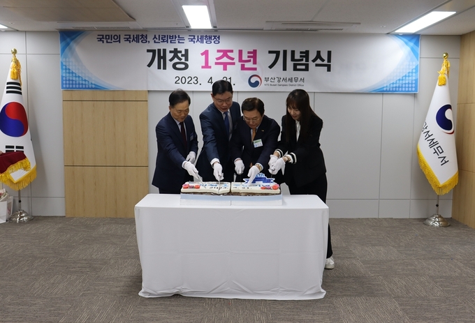 참석자들이 개청 1주년 축하 떡 케이크를 자르고 있다. 