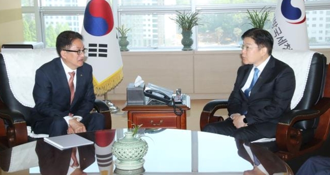 유영조<왼쪽> 중부지방세무사회장이 종소세 간담회에 앞서 김진현 중부지방국세청장을 예방하고 환담하고 있다. 
