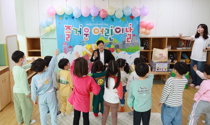 김진현 중부지방국세청장이 4일 직장보육시설을 찾아 아이들과 즐거운 시간을 갖고 있다. 