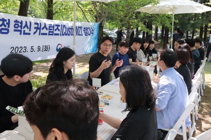 윤태식 관세청장이 9일 발족한 혁신 커스텀즈 직원들과 야외 도시락 점심을 함께 하며 다양한 주제로 격의 없는 대화에 나서고 있다.