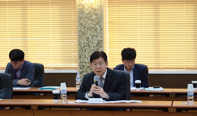김진현 중부지방국세청장이 10일 안양과천상공회의소 초청 간담회에 참석해 세정지원 방안을 설명하고 있다.