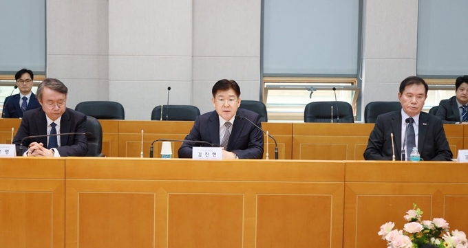 김진현<사진 중앙> 중부지방국세청장이 17일 중소기업중앙회 경기지역본부 초청 간담회에 참석해 중소기업을 위한 세정지원 방안을 설명하고 있다.