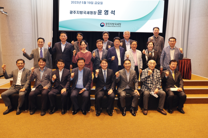 포럼 참석자들이 기념촬영하고 있다.