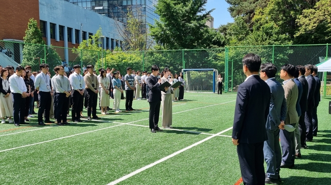 중부지방국세청은 19일 소극행정과 부패비리를 척결하고 적극행정 및 청렴문화를 다짐하는 결의식을 개최했다.