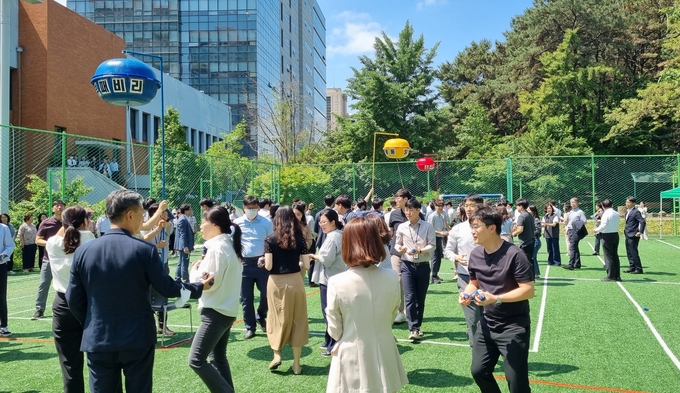 중부지방국세청 직원들이 '소극행정', '부패비리' 등이 적힌 박을 향해 오자미를 던지며 적극행정 및 청렴문화 실천결의를 다지고 있다.