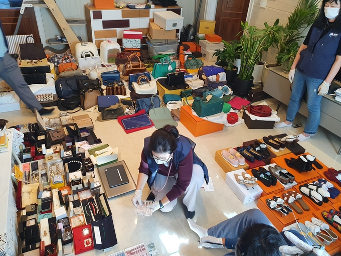 법인자금을 유출해 해외 명품가방·구두를 수집한 무역업체 대표 집에서 압류된 명품.(사진=국세청)