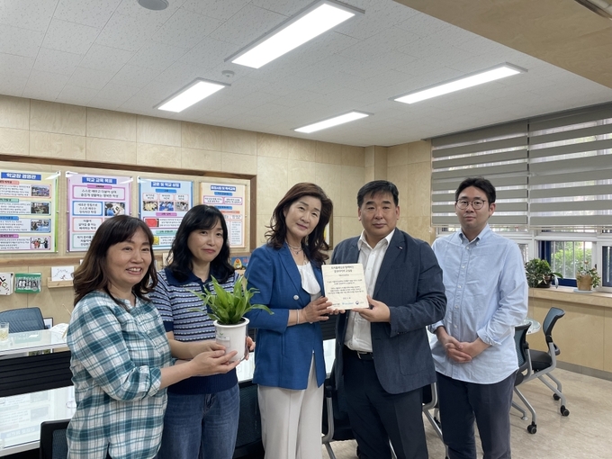 (왼쪽 세번째부터) 우숙경 숭미초 교장, 강진구 금호타이어 경영지원팀장 등이 교실숲 조성 기념 사진촬영을 하고 있다.