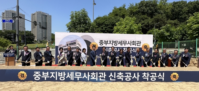 원경희 한국세무사회장을 비롯한 주요 내·외빈들이 25일 중부세무사회관 신축공사 착공식에서 시삽을 하고 있다. 