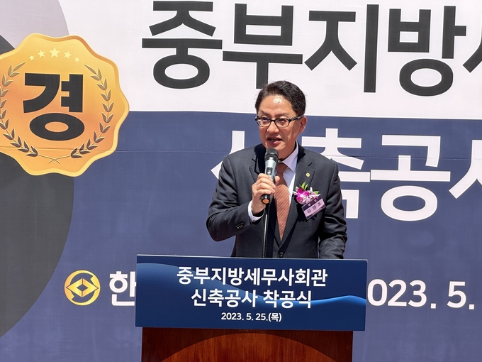 유영조 중부세무사회장이 인사말을 하고 있다. 