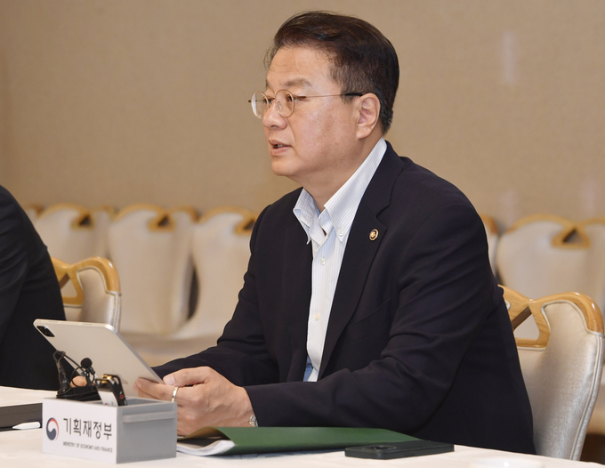 방기선 기재부 차관이 정부서울청사에서 열린 '제24차 비상경제차관회의 겸 제8차 경제규제혁신 TF 총괄반 회의'를 주재하고 있다<사진=기재부>.