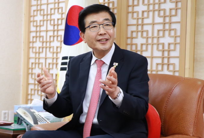 4년 임기를 마무리하는 원경희 한국세무사회장이 인터뷰에서 그간의 소회를 말하고 있다. 