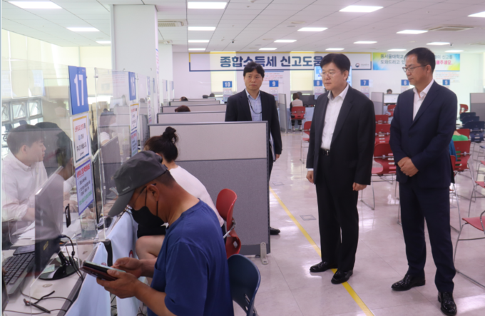 김진현 중부지방국세청장<오른쪽 두번째>이 성남세무서를 현장 방문해 신고창구 운영상황을 살피고 있다.