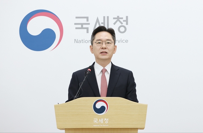 오호선 국세청 조사국장이 31일 역외탈세자 52명 세무조사 착수에 대한 브리핑을 하고 있다.(사진=국세청)