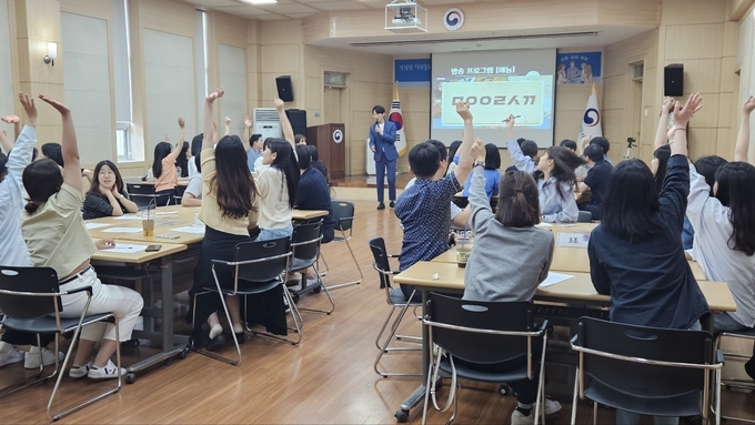 중부지방국세청이 1일 원주세무서에서 개최한 찾아가는 소통행사에서 강원권 7개 세무서 직원들이 팀 빌딩 프로그램을 수행하고 있다.