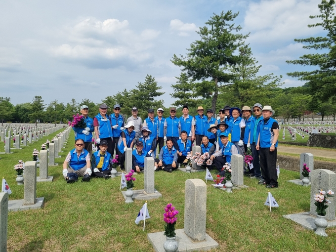 국세동우회는 지난달 31일 서울 동작구 국립현충원을 찾아 관세동우회와 함께 묘역 환경을 정화하는 봉사활동을 실시했다.