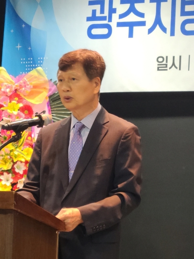 김기호 신임 광주지방국세동우회장이 취임사를 하고 있다.