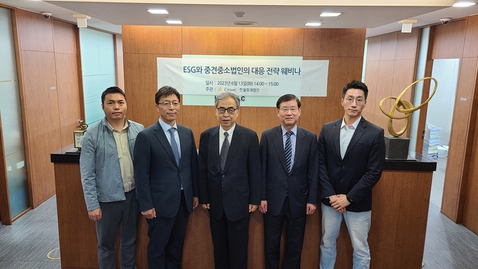 오른쪽부터 한울회계법인 민정홍·한경수 회계사, 이만우 고려대 교수, 이상봉 법무법인 대륙아주 변호사, 박성원 쿤텍 사업본부장. 