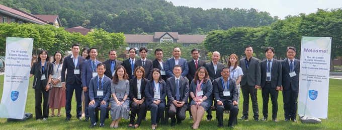 제14차 관세행정 전문가 연수회에 참석한 아세안 지역 세관공무원들이 기념촬영을 하고 있다.