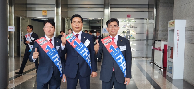 기호1번 구재이 회장후보<가운데>가 김선명<왼쪽>·최시헌 부회장후보와 승리를 자신하고 있다.