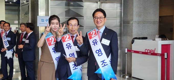 기호2번 유영조 회장후보<오른쪽>가 한헌춘<가운데>· 곽장미 부회장후보와 승리를 자신하고 있다.