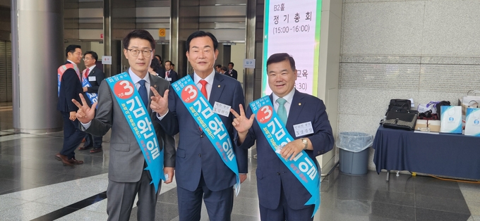 기호3번 김완일 회장후보<가운데>가 이주성<왼쪽>· 장경상 부회장후보와 승리를 자신하고 있다.