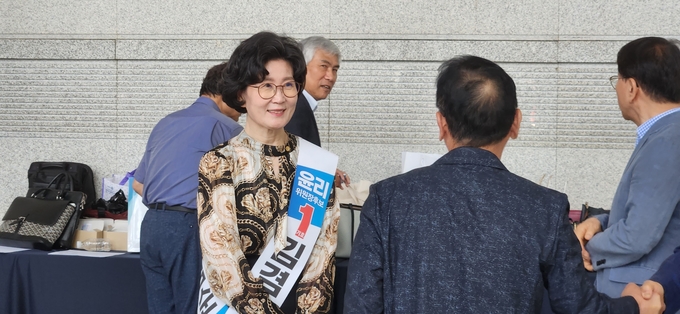기호1번 김겸순 한국세무사회 윤리위원장 후보가 회원에게 지지를 호소하고 있다.