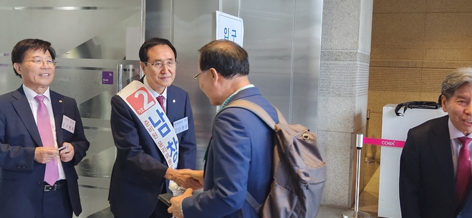 기호2번 남창현 한국세무사회 윤리위원장 후보가 회원에게 지지를 호소하고 있다.