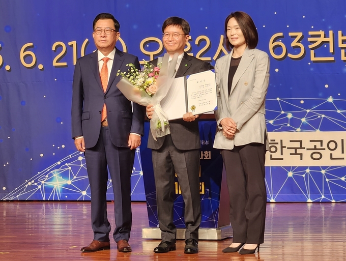 장형수 신임 한국공인회계사회 감사(왼쪽 두번째)가 김영식 한국공인회계사회장(왼쪽), 선관위원장과 기념사진을 촬영하고 있다. 