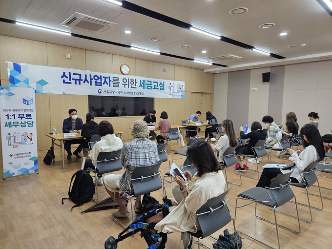 나눔 세무사가 신규사업자와 1대 1 무료 세무상담을 하고 있다.