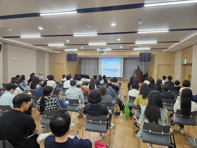 나눔 세무사가 신규사업 세금교실에서 기초세금 교육을 진행하고 있다.