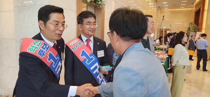 기호1번 구재이 한국세무사회장 후보가 회원과 악수하며 지지를 호소하고 있다. 
