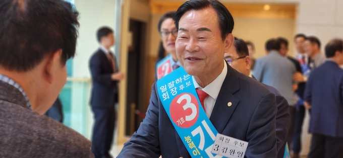 기호3번 김완일 한국세무사회장 후보가 대전지방회 소속 한 세무사와 반갑게 인사하고 있다. 