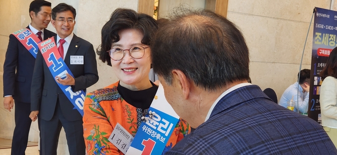 윤리위원장 선거에 출마한 기호1번 김겸순 세무사가 한 세무사와 악수하며 지지를 호소하고 있다. 