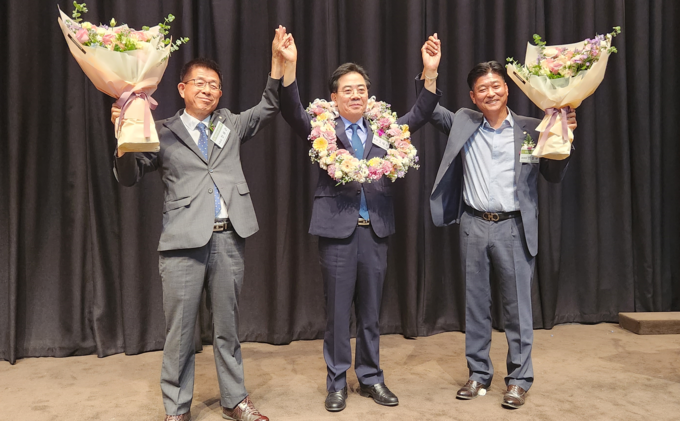 고태수<가운데> 25대 대전지방세무사회장과 전용근<왼쪽>·안상규 부회장이 당선 선포 후 회원들에게 인사하고 있다. 