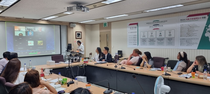 부산청 직원이 온라인(ZOOM)으로 세금안심교실에 참여한 외국인과 질의응답을 하고 있다.