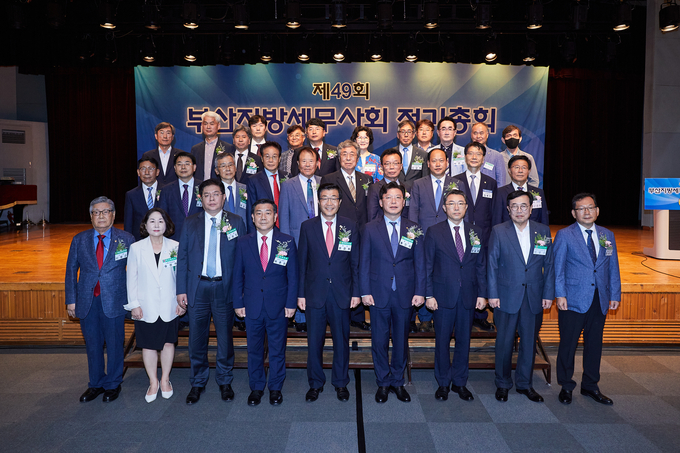 정기총회에 참석한 내빈들이 기념촬영하고 있다. 
