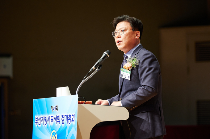 황인재 회장이 인사말을 하고 있다. 