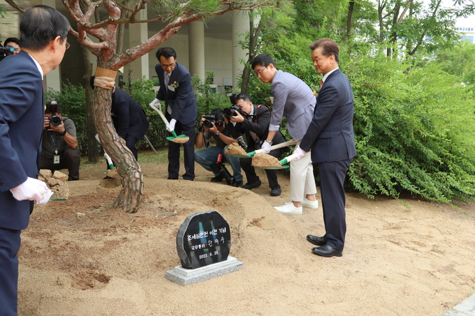 한덕수 국무총리와 황정훈 조세심판원장, 관계자들이 기념 식수를 하고 있다. 