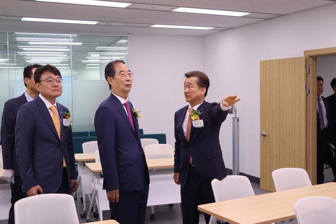 한덕수 국무총리가 황정훈 조세심판원장의 안내로 심판원 시설을 둘러보고 있다. 