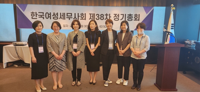 제21대 여성세무사회 부회장단이 기념촬영하고 있다. 
