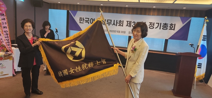 황영순 회장(오른쪽)이 이찬희 전임 회장으로부터 회기를 전달받고 있다.
