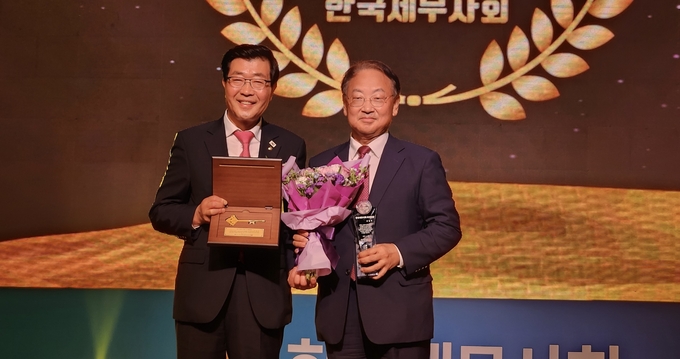 유일호 전 부총리 겸 기획재정부장관이 한국세무사회 조세대상을 수상했다.