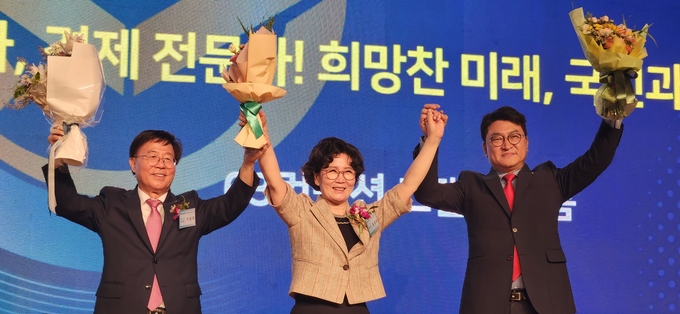 김겸순<가운데> 윤리위원장 당선자와 구광회<왼쪽>·오의식 감사 당선자가 인사하고 있다. 