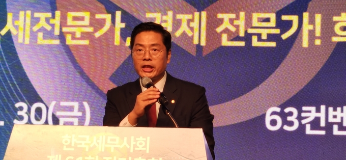 구재이 제33대 한국세무사회장이 당선인사를 하고 있다. 