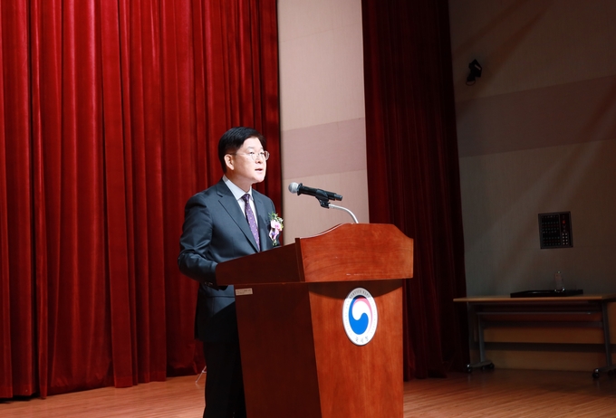  김진현 중부지방국세청장이 명예퇴임식에서 직원들에게 당부의 말을 전하고 있다.