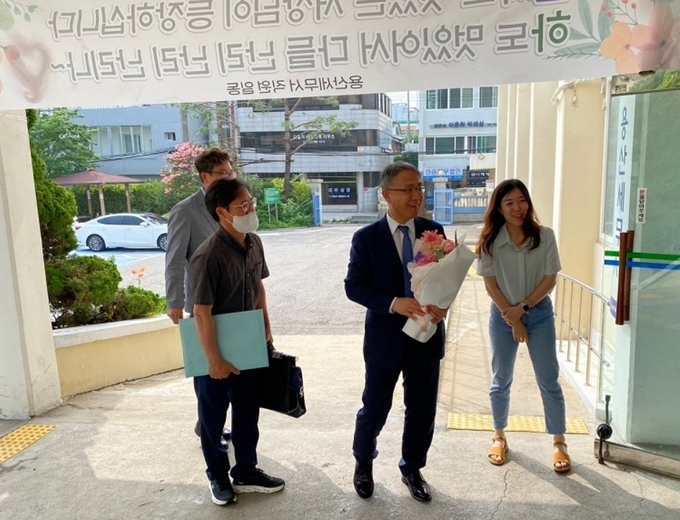 박진하 서울청 조사2국1과장이 지난달 30일 용산세무서장에 취임했다. 취임식 없이 업무를 시작한 박 서장을 직원들이 반갑게 맞이하고 있다<사진=용산세무서>. 