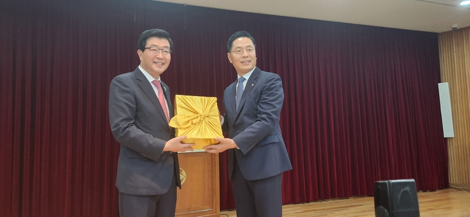 구재이<오른쪽> 33대 한국세무사회장이 원경희 32대 회장으로부터 인수인계서를 받고 있다. 