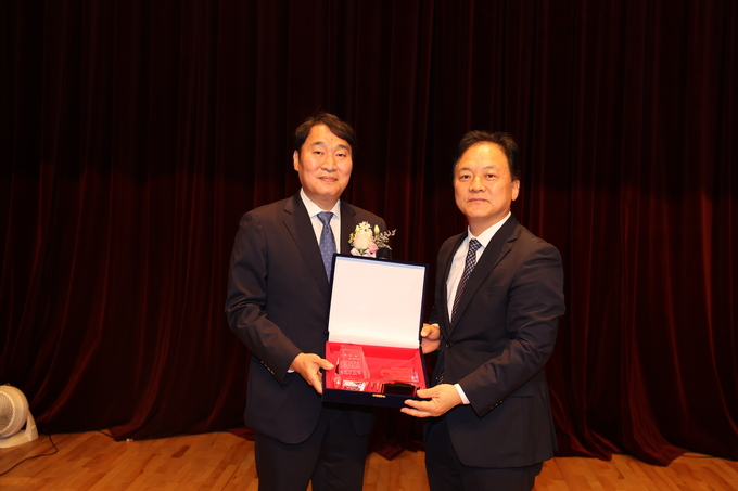 양동훈 국세청 개인납세국장<오른쪽>이 김창기 국세청장을 대신해 윤영석 광주청장에게 공로패를 전달하고 있다.