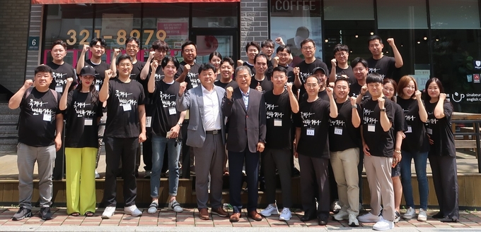 정재열(앞줄 왼쪽에서 여섯번째) 한국관세사회장이 한국고시관세사회 워크숍이 개최된 양지파인리조트를 찾아 회원들과 기념사진을 촬영하고 있다.